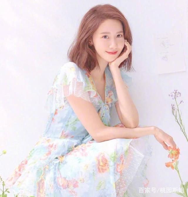 林允儿穿红色紧身裙很撩人,却像老了5岁,该把领口的蕾丝去掉!