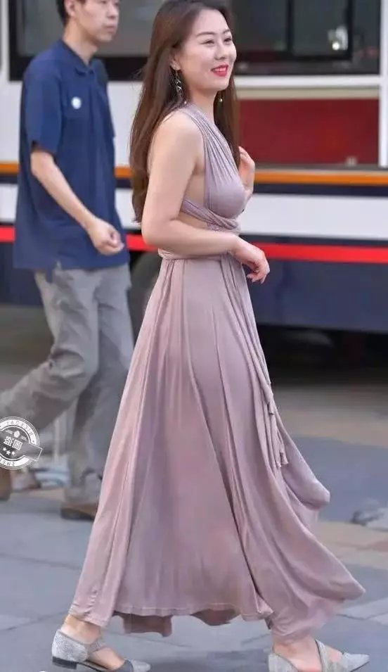 街拍：穿修身晚礼服的魅力辣妈，勾勒出好身材