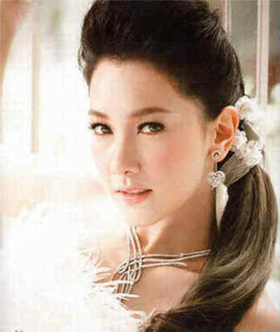 51岁的泰国总理英拉:肤色高跟鞋太性感,最后一张美似出水芙蓉!