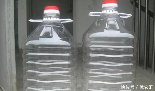 砧板:厨房油桶别扔,简单剪几刀,压砧板边,谁见了都夸