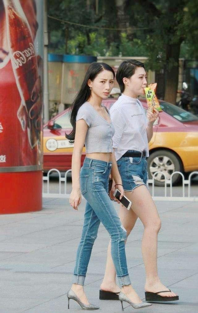 街拍:清凉可爱的装扮，除了美美的小裙子，牛仔短裤也很显身材!
