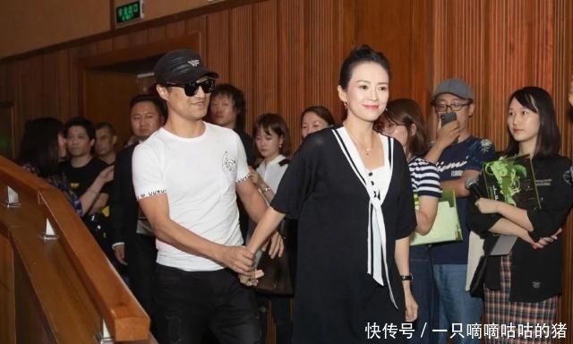  [面料]汪峰夫妇亮相，40岁章子怡穿短裙秀“体重不过百”，丸子头好少女