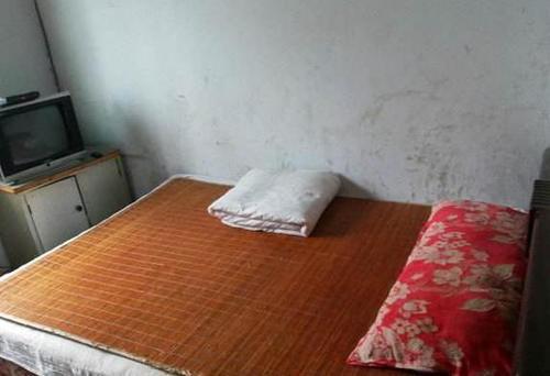 大妈在火车站“拉客”，吆喝着30块钱一晚，你了解背后的猫腻吗？