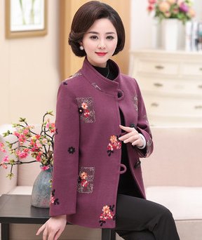 女人过了45岁,就该往死里打扮,瞧妈妈穿的修身外套,令人惊艳