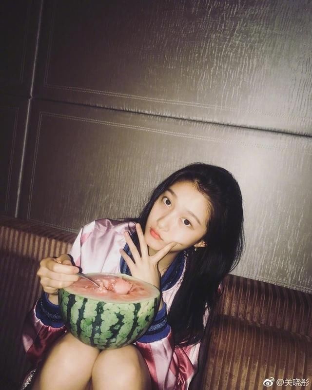 关晓彤一袭黑色露肩短裙，大长腿吸睛简直太美了