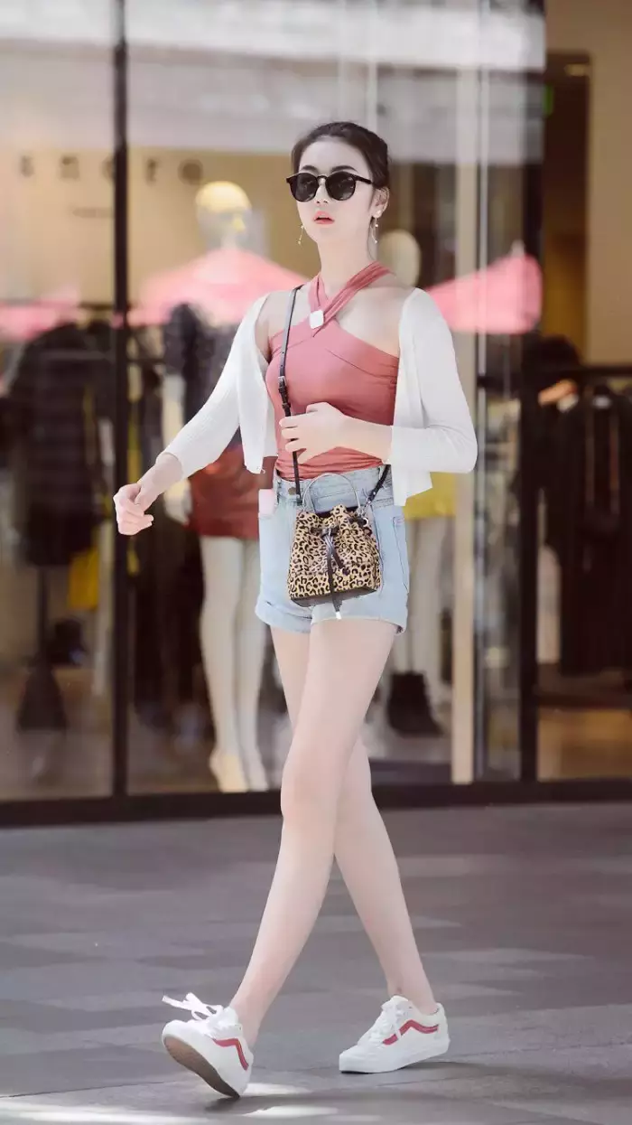 街拍，长得好看，素雅风格的穿搭也很美!