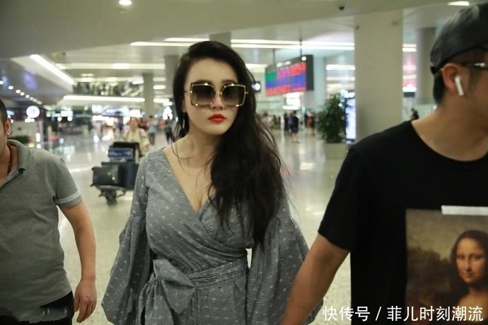 冉莹颖本想穿露脐装秀身材，却被吐槽有“游泳圈”网友：好尴尬！