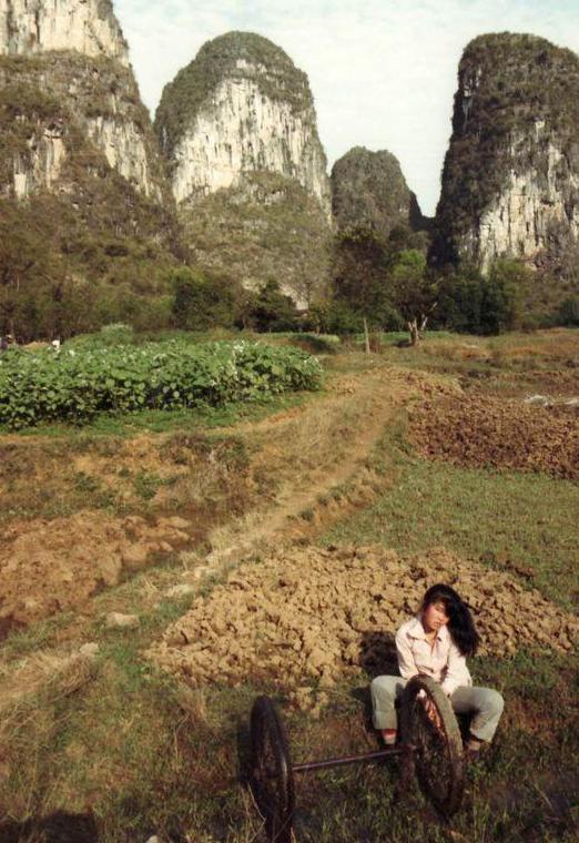 罕见老照片：7、80年代的广西正在实行计划生育，墙上贴满大字报