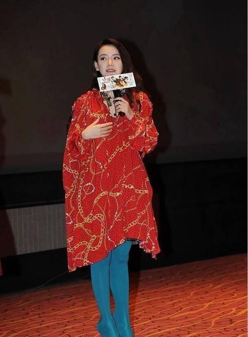 戚薇真是会穿，这丝袜和鞋成了亮点！网友:一个字丑!