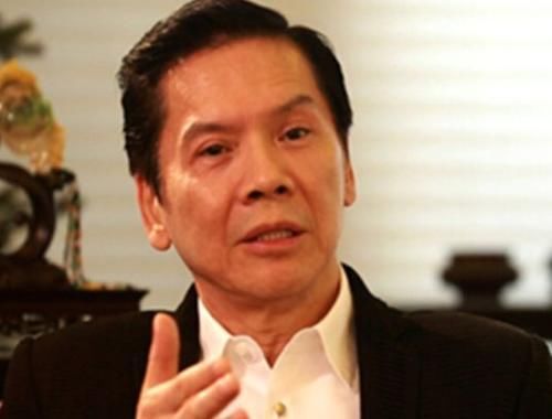 向华强家里的客厅,摆诸多百万雕像,向太的电脑