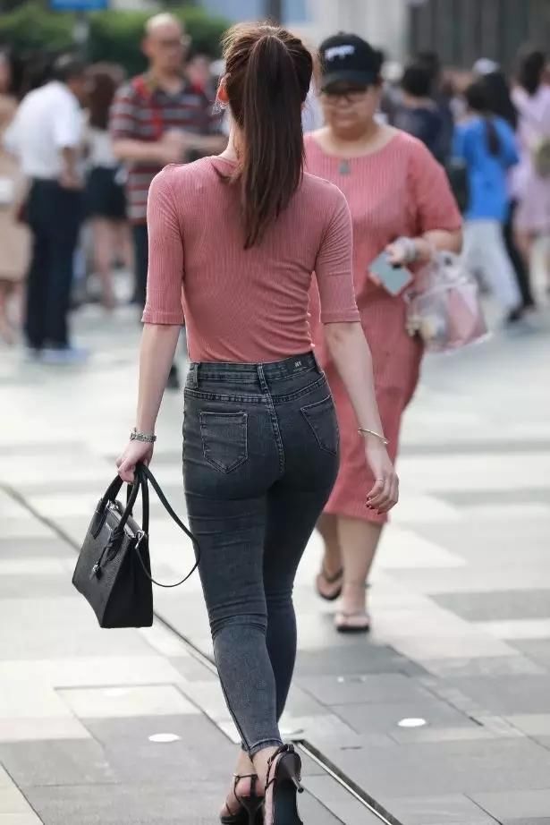 街拍：走路时婀娜扭动，身材苗条性感的美臀美女