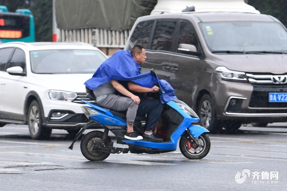 午后济南突降阵雨 措手不及的市民百态纷呈
