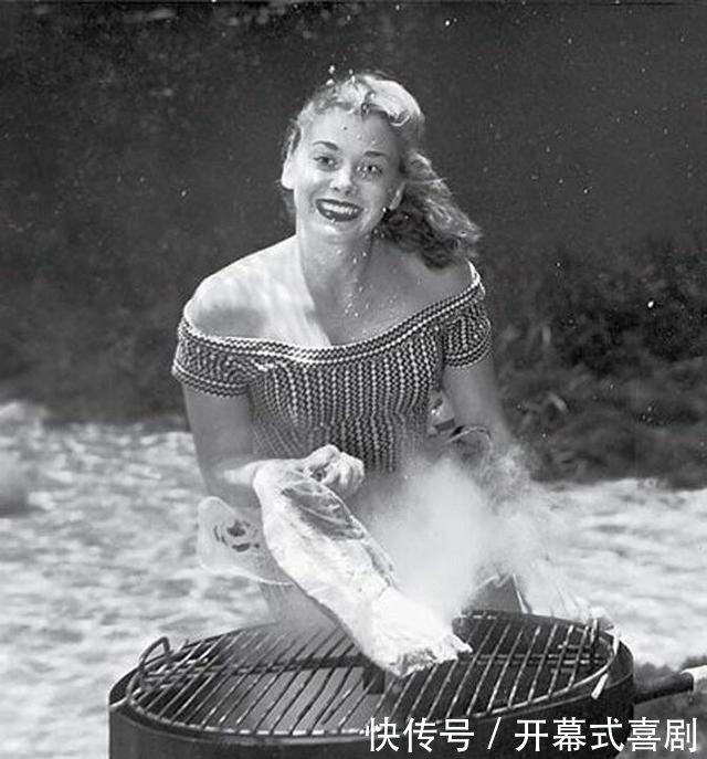 一组老照片:30年代美国摄影师的水中摄影作品旧照,水底搞烧烤?