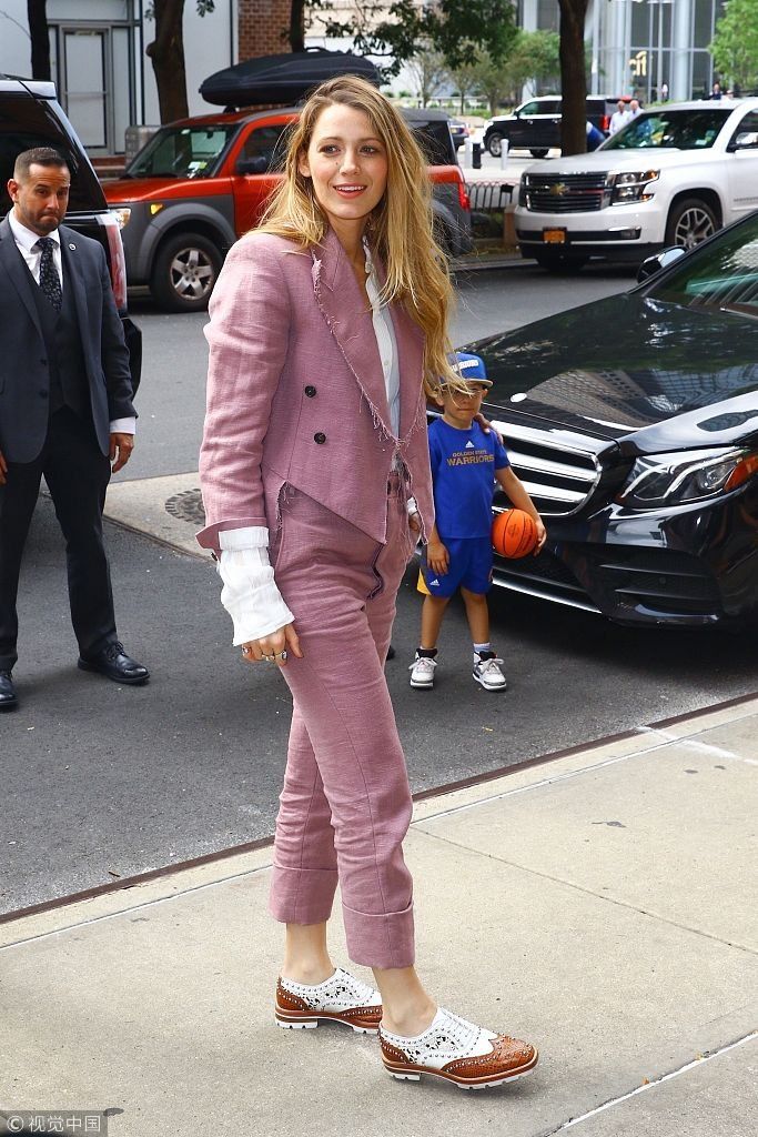 “S女王”莱弗利衬衫一身香芋色西装吸睛 单手插兜秀发披肩攻气十