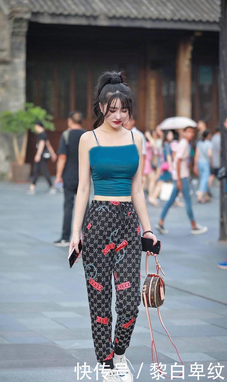  [气质]小姐姐穿高腰吊带T恤秀小蛮腰，性感力满满，这身材真是给力