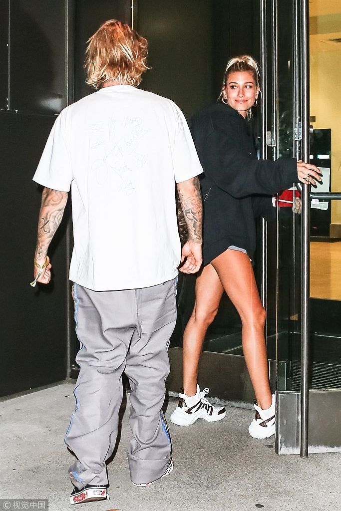 海莉鲍德温秀美腿目光中充满甜蜜 和比伯“夫妻双双把家还”