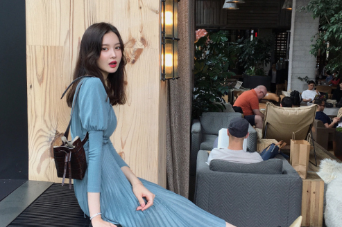 街拍：穿着简约又舒适迷人的小蛮腰姐姐，光鲜靓丽清丽动人十分吸