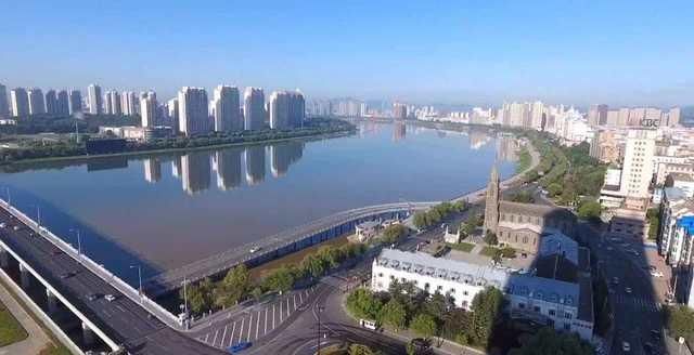 中国唯一省市同名的城市，曾为省会，文化底蕴深厚，旅游资源丰富