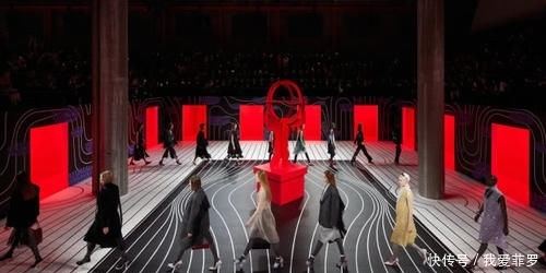 『时装周』2020秋冬时装周:玩转性别印象,Prada展现女性的强大力量