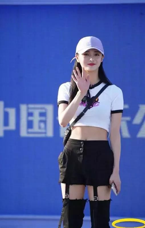 周洁琼真会玩！好好的裤子非要中间掏空用带子系住，这时尚真难懂