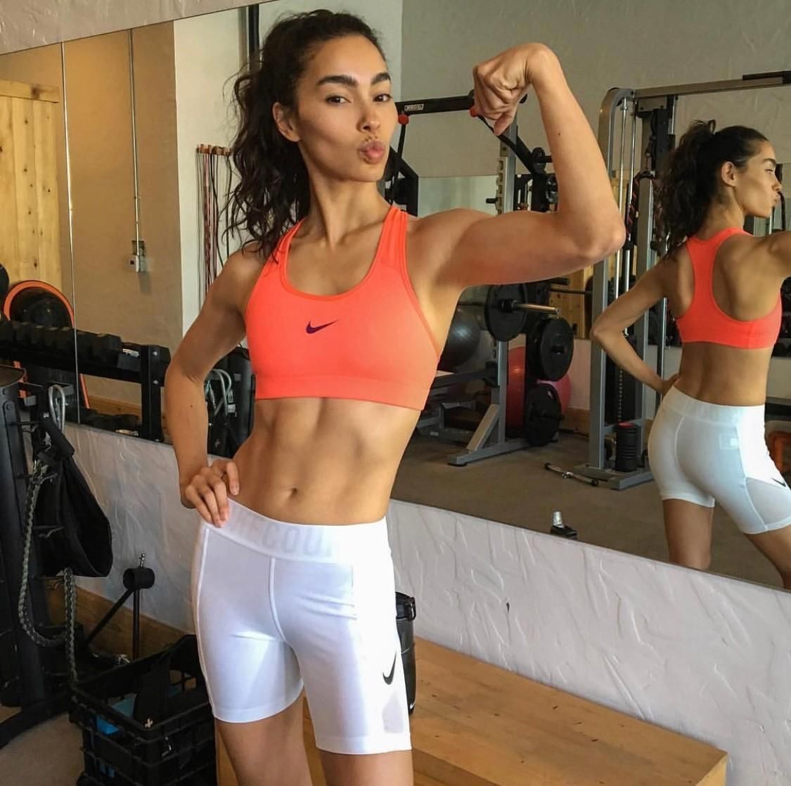 不爱穿Bra和裤子的潮流女神,让人看了就血脉喷张!