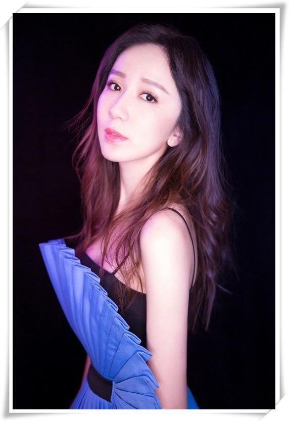 当173关晓彤和168娄艺潇同穿吊带裙，终于知道骨架小有多占优势了