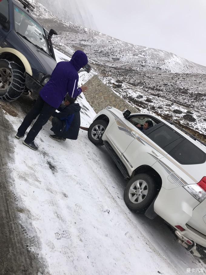 单车自驾陆巡穿越川藏线，弯多坡急雪地侧翻，生死一瞬吓懵了！！