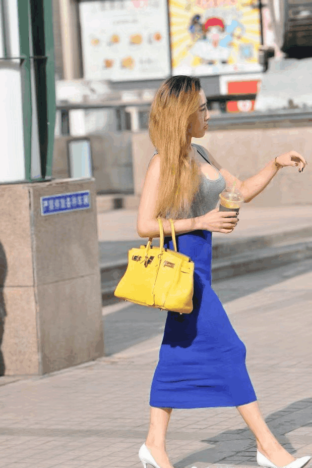 街拍: 侧颜杀! 小姐姐这身材搭配紧身裙堪称完美, 回头率特别高