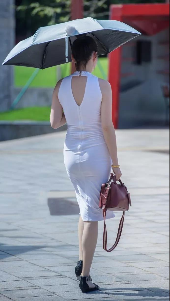 街拍：走来真性感打伞的一位超性感美女