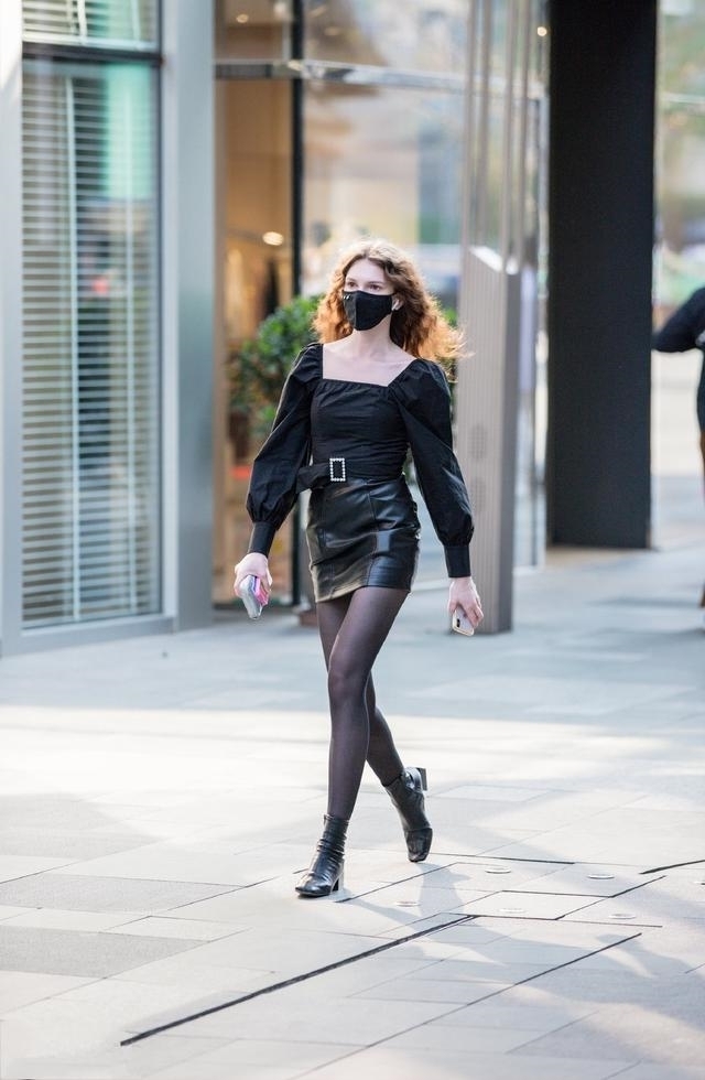  气质|路人街拍，靓女黑色的短裙搭配黑色的丝袜，充满着女人味