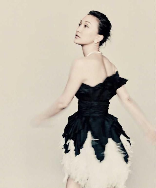 周迅得罪造型师？时尚大片显老十岁，眼睛也失去了往日的灵动感！