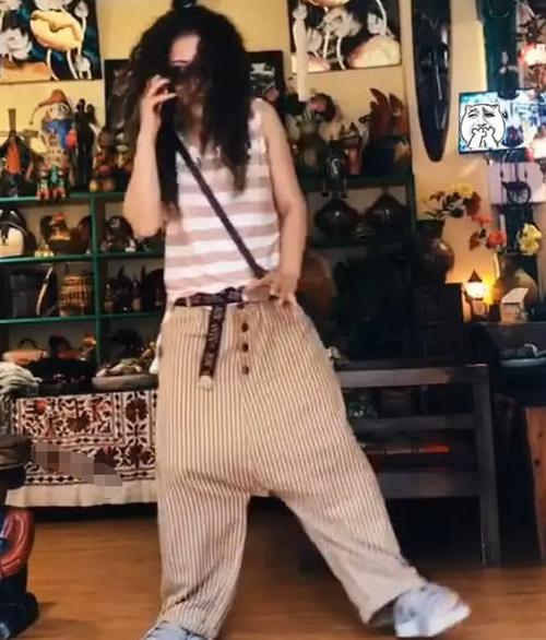 抖音惊现网红小姐姐穿奇葩裤子,这裤裆低到无语,网友:腿长30厘米?