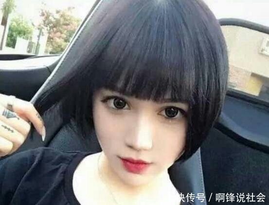 女孩出门化妆后特别像芭比娃娃，素颜长成这样子