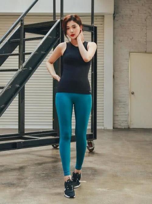 倾心倩丽的打底裤美女，不仅塑造了气质还让你穿着舒适又修身！