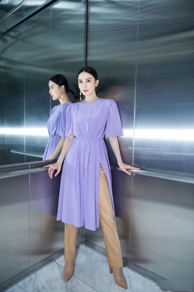 宋佳一身紫色长裙现身，腰带勒得好紧，网友：一般人穿能丑哭！