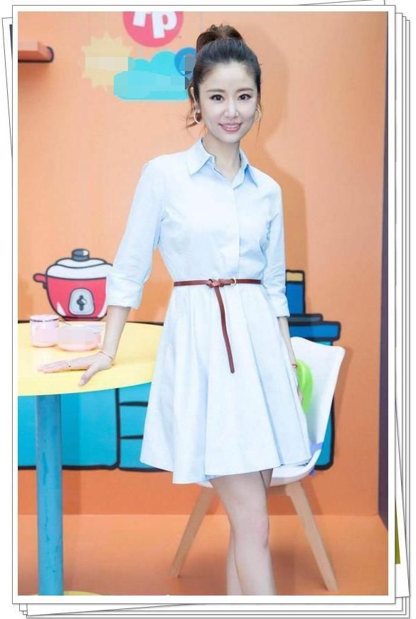 林心如为露小蛮腰，竟在条纹衫上挖了一个洞，网友:42岁也疯狂!