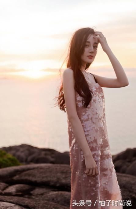 迪丽热巴与奚梦瑶同穿亮片裙，不输超模，网友：性感与骨感的区别