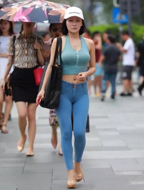 牛仔裤展现身段时尚又有个性，彰显优雅的身姿，看着美不胜收！