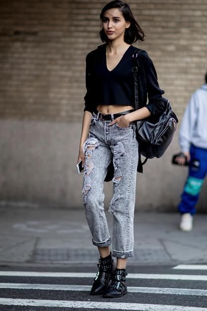 周冬雨为破洞牛仔裤代言 这么穿才能显腿长