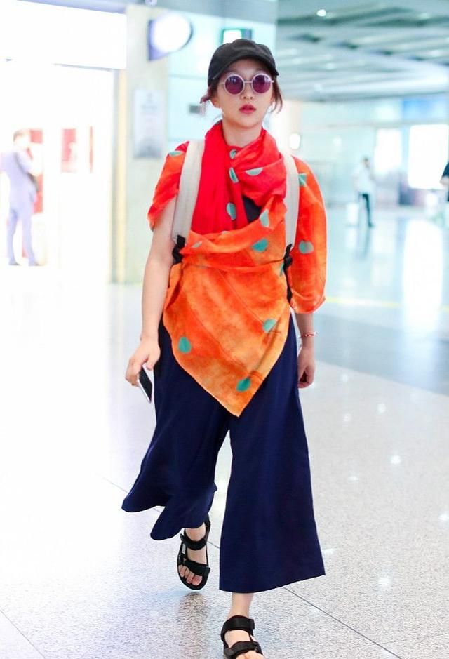 这是周迅？穿着纱巾出门，颜色吸引了我！