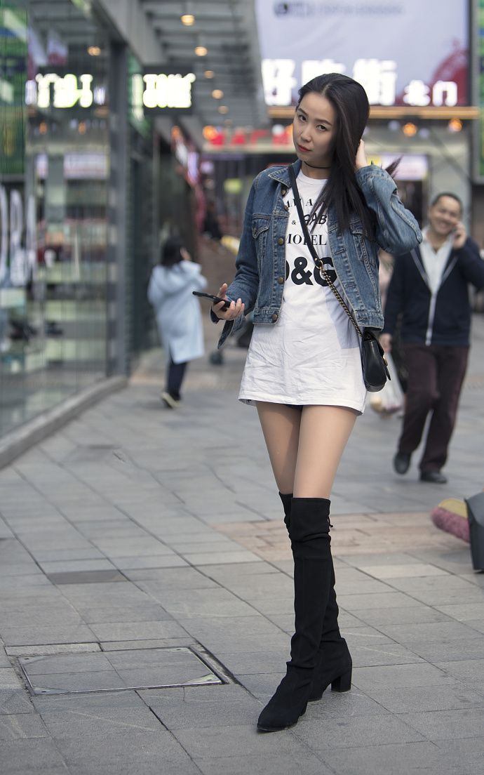 穿着紧身牛仔裤的美女，气质甜美又不失性感，打造女人姣好身段！