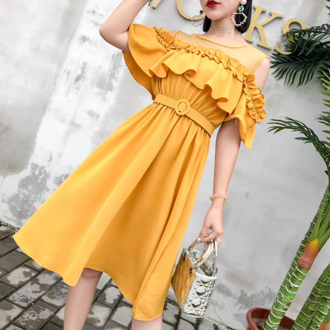 小姐姐又出来撩人了，性感一字领连衣裙，露出小香肩超迷人