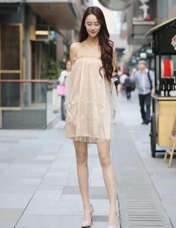 清凉一夏:街拍美女清凉超爽，时尚抹胸服美白紧身挺拔圆润