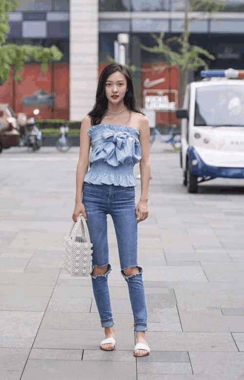 街拍:美女紧身裤好看, 还是灰色背心配瑜伽裤好看?