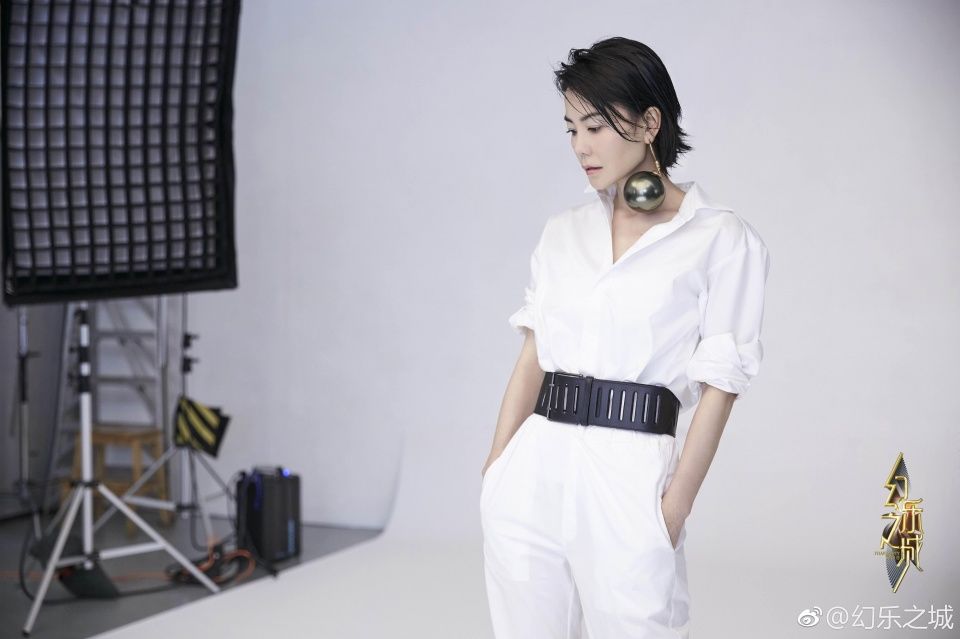 王菲窦靖童终于同台了!娱乐圈最有个性的母女，妈妈美呆女儿酷帅