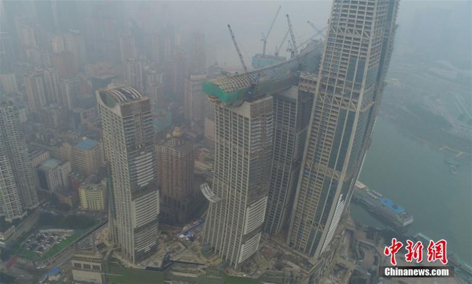 中国首个超250米高＂空中连廊＂幕墙工程合拢