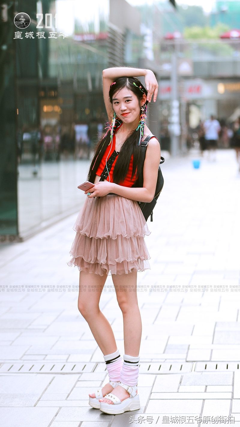 街拍:女人愿意为欣赏自己，喜欢自己的人精心妆扮