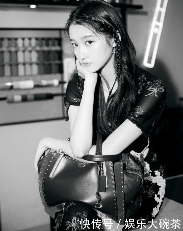 关晓彤身穿花色连衣裙亮相某活动 编发造型洋溢着少女的青春气息