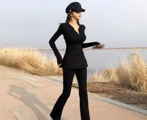  时尚■街拍穿搭打底裤的小姐姐，时尚靓丽，彰显出曼妙曲线