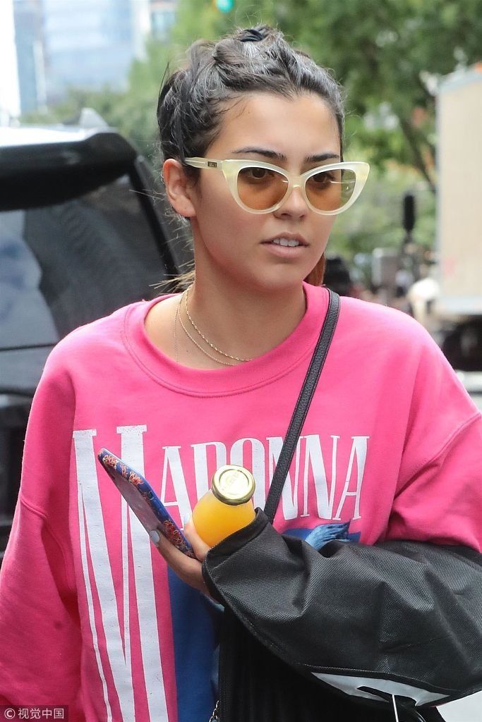 杰西卡安德列穿麦当娜logo衫变小粉丝 美腿修长独自拖行李箱好接